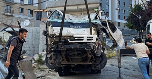 Rampadan İnen Kamyonet Bariyerlere Çarptı: 1 Yaralı