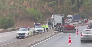 Seyir Halindeki Tır Beton Bariyere...