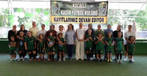 Abiş, Minik Sporcular Ve Anneleriyle Sahada Buluştu