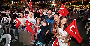 Ay-Yıldızlı Coşku Meydana Sığmadı