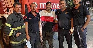 HAVALANDIRMA BOŞLUĞUNA MAHSUR KALAN ŞAHSI DUVARI KIRARAK KURTARDILAR