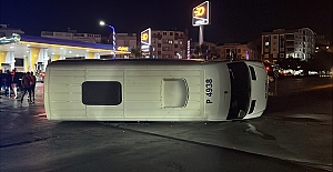 OTOMOBİL İLE ÇARPIŞAN SERVİS MİNİBÜSÜ DEVRİLDİ: 1 YARALI