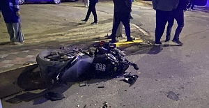 İŞ MAKİNESİ İLE ÇARPIŞAN MOTOSİKLETLİ AĞIR YARALANDI