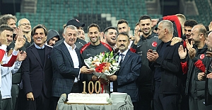 Tarihi Maç Öncesi Milli Takım'a Moral Verdiler