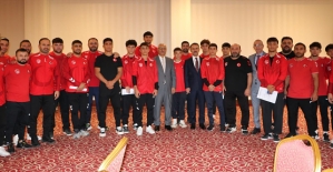 Vali Aktaş, İlimizde Kampa Giren Milli Güreşçileri Ziyaret Etti