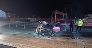 DEMİR BARİYERLERE ÇARPAN OTOMOBİL...