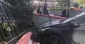 El Freni Çekilmeyen Otomobil Bahçe Duvarını Yıktı