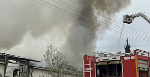 KOCAELİ'DE MUTFAK TEZGAHLARI ÜRETİM TESİSİNDE KORKUTAN YANGIN
