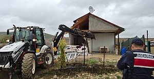 KÖRFEZDE KIRSAL ALANDA KAÇAK YAPIYA...