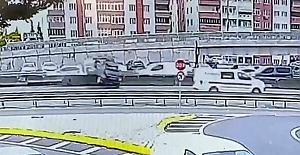Beton Bariyere Çarpan Otomobil Devrilip Sürüklendi, Kaza Anı Kamerada