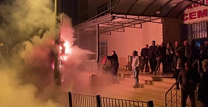 CEMEVİNDE KORKU DOLU ANLAR: ELEKTRİK PANOSU PATLADI