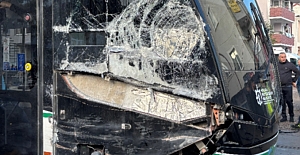 Çöp Kamyonu Tramvaya Çarptı: 3...