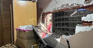 DAİRENİN ZİLİ ÇALINCA YATAK ODASININ...