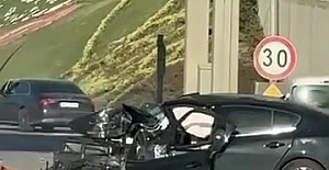 Gişelere Çarpan Otomobil Kullanılamaz Hale Geldi, 2 Kişi Ağır Yaralandı