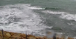 Kocaeli'de Fırtına Sahilleri Vurdu, Dalgalar Yükseldi, Tekneler Sallandı