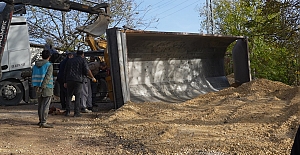 MICIR YÜKLÜ KAMYONUN DAMPERİ DEVRİLDİ, SÜRÜCÜ BAYILDI