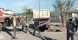 Okul Bahçesinde Çökme Sonucu Çukura Düşen Kamyon Vinçle Çıkarıldı