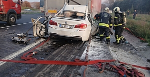 OTOMOBİLİYLE TIRIN ALTINA GİREN...