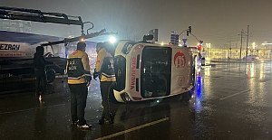 PANELVAN İLE ÇARPIŞAN AMBULANS DEVRİLDİ: 6 YARALI