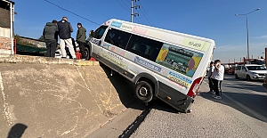 Park Halindeki Minibüs Duvarda Asılı Kaldı