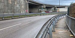 YAĞIŞLI HAVADA BARİYERE ÇARPAN MOTOSİKLETİN SÜRÜCÜSÜ HAYATINI KAYBETTİ