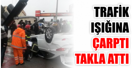 TRAFİK IŞIĞINA ÇARPTI, TAKLA ATTI
