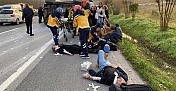 OTOMOBİL YOLCU MİNİBÜSÜNE ÇARPTI, ORTALIK SAVAŞ ALANINA DÖNDÜ: 17 YARALI