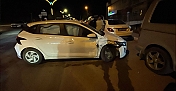 KAVŞAKTA İKİ OTOMOBİL ÇARPIŞTI: 2 YARALI