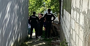 PENCERE KENARINDA YOĞURT YİYEN ÇOCUK 3 KATTAN DÜŞEREK AĞIR YARALANDI