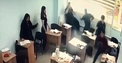 KURS MERKEZİNDE DEHŞET ANLARI KAMERADA: SINIFA GİRİP ÖĞRENCİYE SALDIRDI