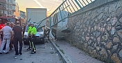 KORKULUKLARI YIKAN OTOMOBİL DUVARDA ASILI KALDI