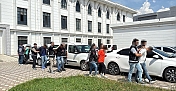SÜRÜCÜNÜN İÇİNDE BULUNDUĞU OTOMOBİL KURŞUN YAĞMURUNA TUTULMUŞTU: 5 ŞÜPHELİ YAKALANDI