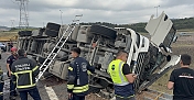 KARPUZ YÜKLÜ TIR DEVRİLDİ: 1 ÖLÜ, 3 YARALI