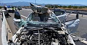 TEM'DE BARİYERE ÇARPAN OTOMOBİLİN TAVANI KOPTU: 4 YARALI