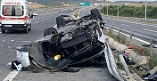 KUZEY MARMARA'DA OTOMOBİL YÖN TABELASINA ÇARPTI: 1 ÖLÜ, 4 YARALI