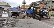 BETON ZEMİN ÇÖKTÜ, HAFRİYAT KAMYONU İÇİNE DÜŞTÜ