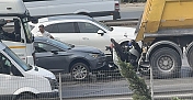 KOCAELİ'DE FECİ KAZA: MOTOSİKLET SÜRÜCÜSÜ KAMYONLA OTOMOBİL ARASINA SIKIŞTI