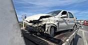 BARİYERLERE ÇARPAN OTOMOBİLDEKİ 4 KİŞİ YARALANDI
