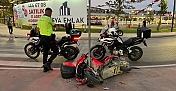 MOTOSİKLET TRAFİK LEVHASINA ÇARPTI: 1'İ AĞIR 2 YARALI