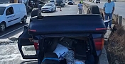 KOCAELİ’DE OTO ÇEKİCİYLE ÇARPIŞAN OTOMOBİL DEVRİLDİ: 3 YARALI