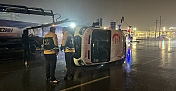 PANELVAN İLE ÇARPIŞAN AMBULANS DEVRİLDİ: 6 YARALI